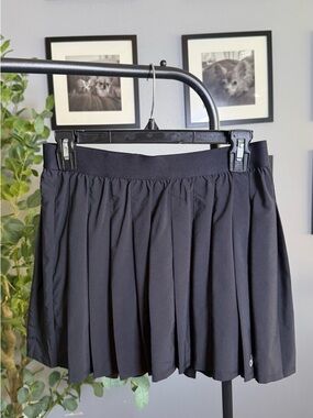 ALO Yoga black athletic skort with reflective logo